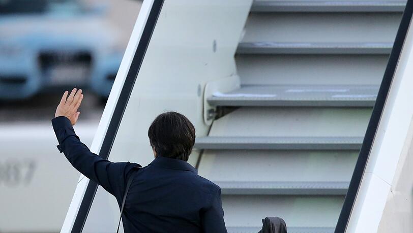 Joachim Löw und seine Elf sind mit 25 Minuten Verspätung nach Spanien losgeflogen. Joachim Löw und seine Elf sind mit 25 Minuten Verspätung nach Spanien losgeflogen.