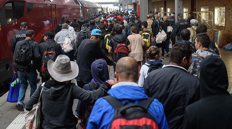 Am Samstag sind 6900 Flüchtlinge am Hauptbahnhof München angekommen. Über Nacht kamen noch einmal 2000 dazu.