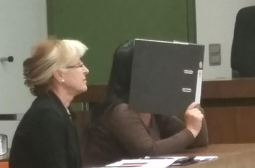 Die Angeklagte Renata F. mit ihrer Dolmetscherin vor der Verhandlung im Gerichtssaal.