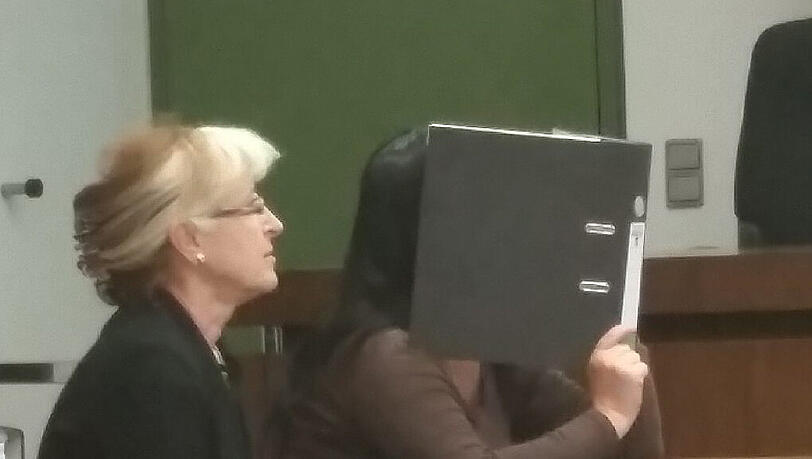 Die Angeklagte Renata F. mit ihrer Dolmetscherin vor der Verhandlung im Gerichtssaal. Die Angeklagte Renata F. mit ihrer Dolmetscherin vor der Verhandlung im Gerichtssaal.