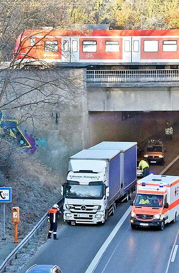 Bei dem Unfall auf der A96 kam ein Mann ums Leben.