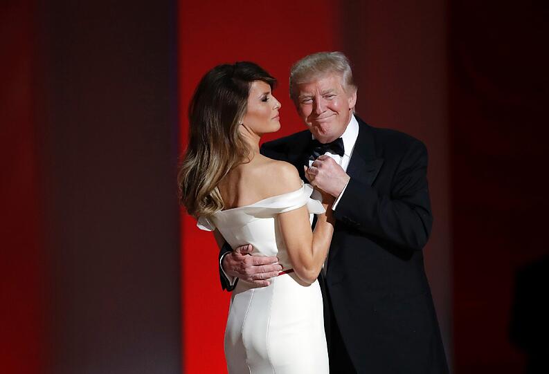Zum Abschluss der Vereidigungsfeierlichkeiten haben Donald und Melania Trump am Freitagabend ihre ersten Runden als «First Couple» der USA auf dem Tanzboden absolviert.