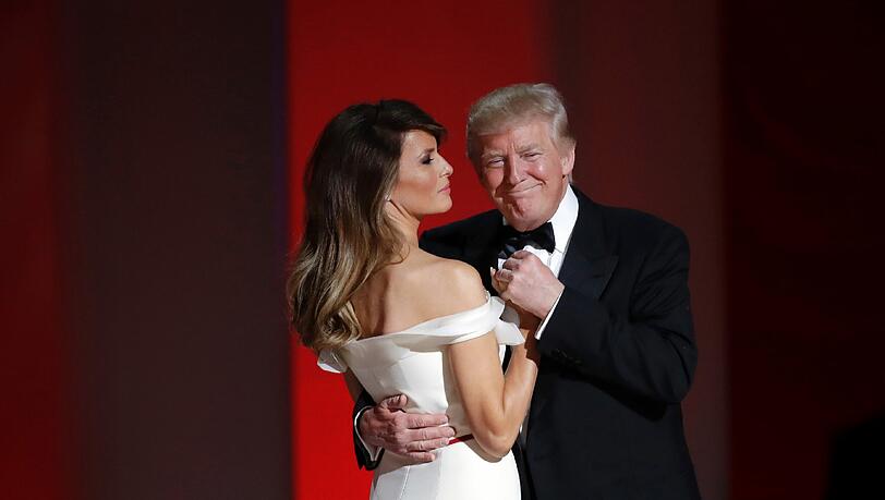 Zum Abschluss der Vereidigungsfeierlichkeiten haben Donald und Melania Trump am Freitagabend ihre ersten Runden als «First Couple» der USA auf dem Tanzboden absolviert. Zum Abschluss der Vereidigungsfeierlichkeiten haben Donald und Melania Trump am Freitagabend ihre ersten Runden als «First Couple» der USA auf dem Tanzboden absolviert.