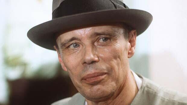 Joseph Beuys (1921-1986) lehrte als Professor an der Kunstakademie Düsseldorf. Joseph Beuys (1921-1986) lehrte als Professor an der Kunstakademie Düsseldorf.