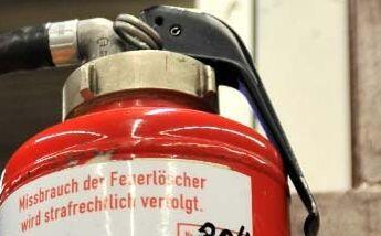 Der Inhalt von Feuerlöschern landete auf der Straße.