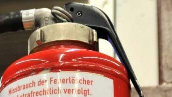 Der Inhalt von Feuerlöschern landete auf der Straße. Der Inhalt von Feuerlöschern landete auf der Straße.