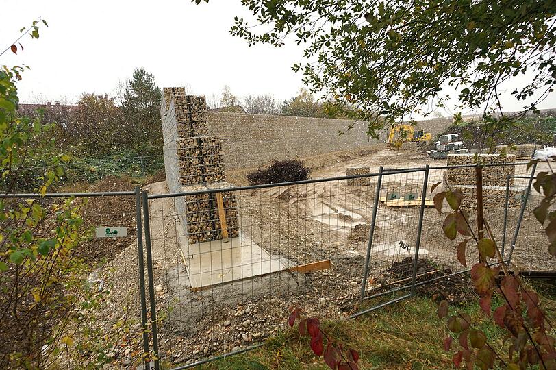 Die Mauer wird nicht nur hoch, sondern auch ziemlich dick.
