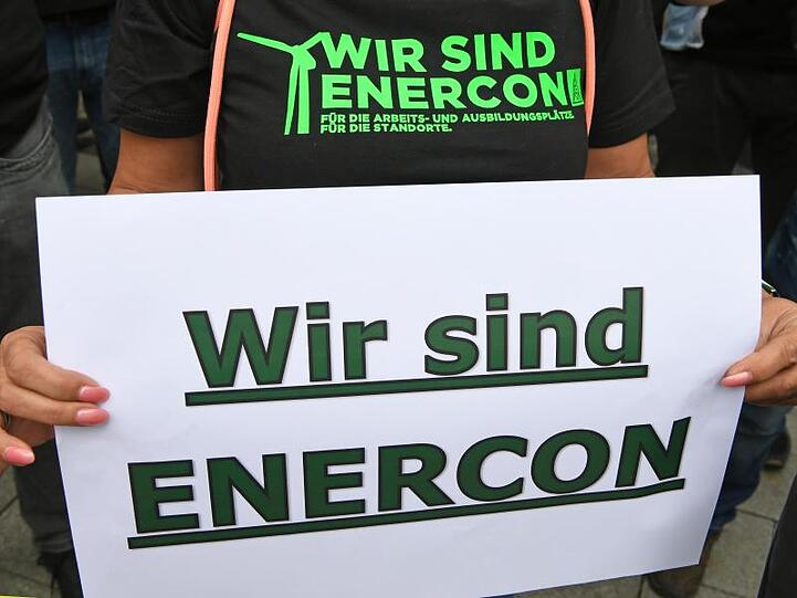 Der Windkraftanlagen-Hersteller Enercon hat einen weitreichenden Stellenabbau angekündigt und die Energiepolitik der Bundesregierung scharf kritisiert.