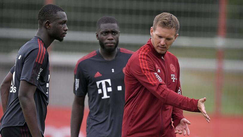 Da auch Benjamin Pavard ausfällt, ruhen Nagelsmanns Abwehr-Hoffnungen nun auf Tanguy Nianzou (links) und Dayot Upamecano (hinten).