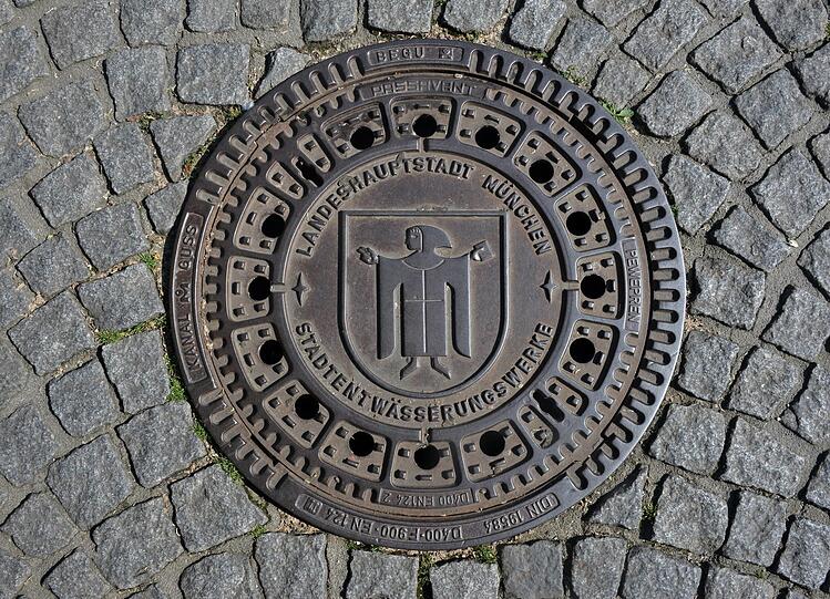 Auch wer in der Stadt nach unten schaut, wird fündig.