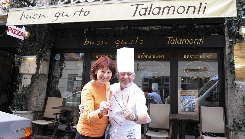 Bis 2012 Wirte in der Hochbrückenstraße: Rinaldo und Roswitha Talamonti damals vor ihrem Lokal. Bis 2012 Wirte in der Hochbrückenstraße: Rinaldo und Roswitha Talamonti damals vor ihrem Lokal.