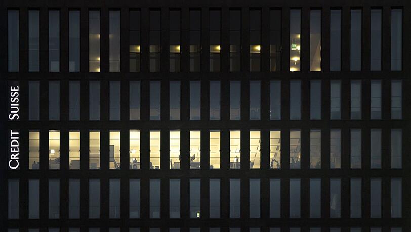 Das Logo an einem Gebäude der Credit Suisse Bank in Zürich-Oerlikon. Angesichts eines Kurseinbruchs und starker Verunsicherung um die Crédit Suisse will die Schweizer Nationalbank (SNB) dem Finanzinstitut bei Bedarf Liquidität zur Verfügung stellen.