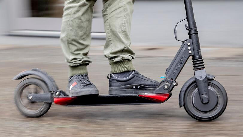 Zollbeamte entdeckten den 30-Jährigen mit seinem E-Scooter auf einem Beschleunigungsstreifen der A9. (Symbolbild) Zollbeamte entdeckten den 30-Jährigen mit seinem E-Scooter auf einem Beschleunigungsstreifen der A9. (Symbolbild)