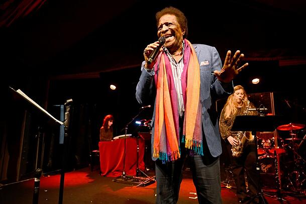 Roberto Blanco performt überraschend bei der Premiere des neuen „Hullis“-Spiegelzelts in München. Roberto Blanco performt überraschend bei der Premiere des neuen „Hullis“-Spiegelzelts in München.