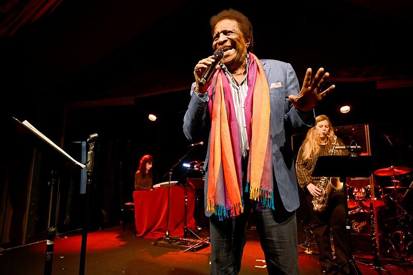 Roberto Blanco performt überraschend bei der Premiere des neuen „Hullis“-Spiegelzelts in München. Roberto Blanco performt überraschend bei der Premiere des neuen „Hullis“-Spiegelzelts in München.