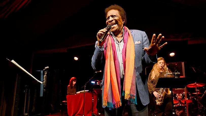 Roberto Blanco performt überraschend bei der Premiere des neuen „Hullis“-Spiegelzelts in München. Roberto Blanco performt überraschend bei der Premiere des neuen „Hullis“-Spiegelzelts in München.