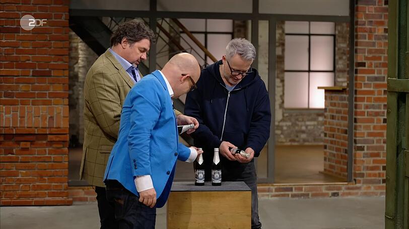 "Das ist eine alte Flasche aus den 1960er- oder 70er-Jahren", glaubte Daniel Meyer (links). "Das ist eine alte Flasche aus den 1960er- oder 70er-Jahren", glaubte Daniel Meyer (links).