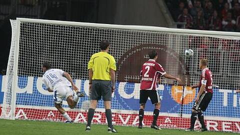 Der böse Anfang vom schlechten Ende: Bochums Diego Klimowicz (l.) trifft schon nach sieben Minuten zum 1:0 für die Gäste.