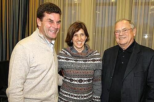 Antrittsbesuch mit Ehefrau: Der neue Club-Trainer Dieter Hecking mit Gattin Kerstin und FCN-Präsident Franz Schäfer (r.).