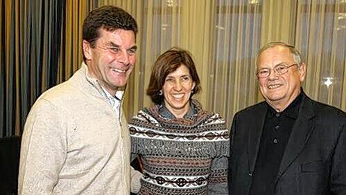 Antrittsbesuch mit Ehefrau: Der neue Club-Trainer Dieter Hecking mit Gattin Kerstin und FCN-Präsident Franz Schäfer (r.). Antrittsbesuch mit Ehefrau: Der neue Club-Trainer Dieter Hecking mit Gattin Kerstin und FCN-Präsident Franz Schäfer (r.).