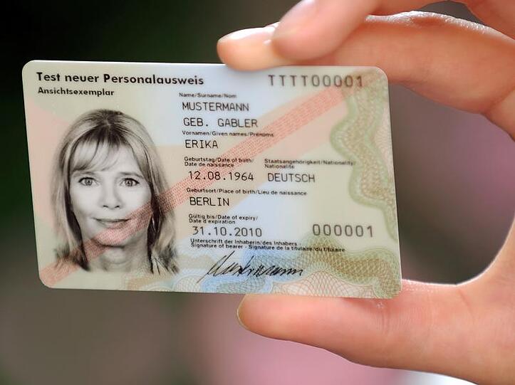 Ein Muster des neuen Personalausweises (Archivbild).