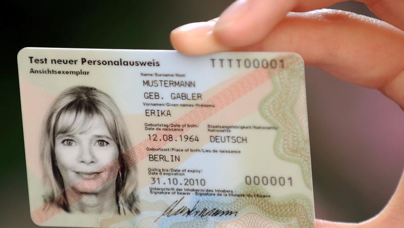 Ein Muster des neuen Personalausweises (Archivbild). Ein Muster des neuen Personalausweises (Archivbild).