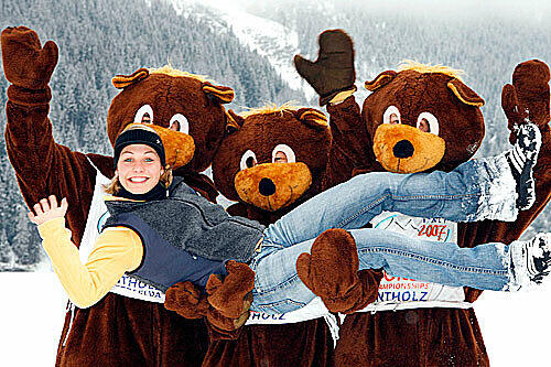Die Maskottchen der WM in Antholz tragen die Biathletin auf den Tatzen. Braun und pelzig scheint Neuner zu mögen.