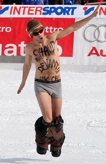 Flitzer gibt es auch beim Ski. Allerdings ließ dieser nicht die letzte Hülle fallen - war wohl doch zu kalt...