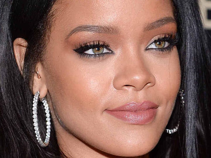 Rihanna weiß, was eine Überraschungs-Party ausmacht