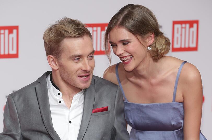 Samuel Koch mit seiner Verlobten Sarah Elena Timpe