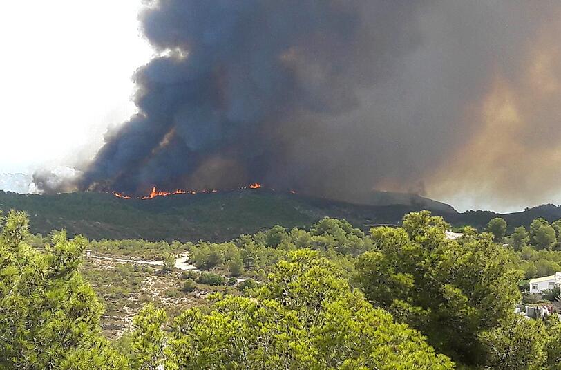 An der spanischen Costa Blanca frisst sich seit Sonntag ein katastrophales Feuer durch ein ausgetrocknetes Waldgebiet und lässt ganze Wohnviertel in Flammen aufgehen.