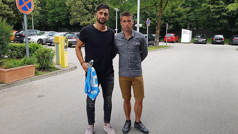 Efkan Bekiroglu (l.) und Stefan Lex haben am Montag ihre Verträge bei den Löwen unterschrieben.