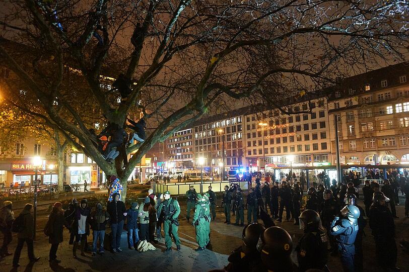 Das Lager der Flüchtlinge am Sendlinger Tor Platz wird von Einsatzkräften geräumt - die Bilder!