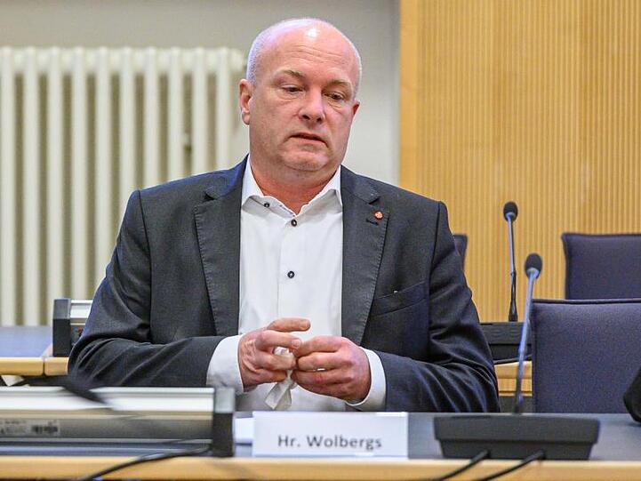Joachim Wolbergs, suspendierter Oberbürgermeister von Regensburg, sitzt im Verhandlungssaal im Landgericht. Foto: Armin Weigel/dpa/Archivbild