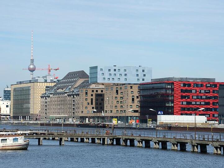 Dynamisches Berlin: Blick über die Spree auf ehemalige Industriegebäude am Osthafen und Neubauten an der Stralauer Allee.