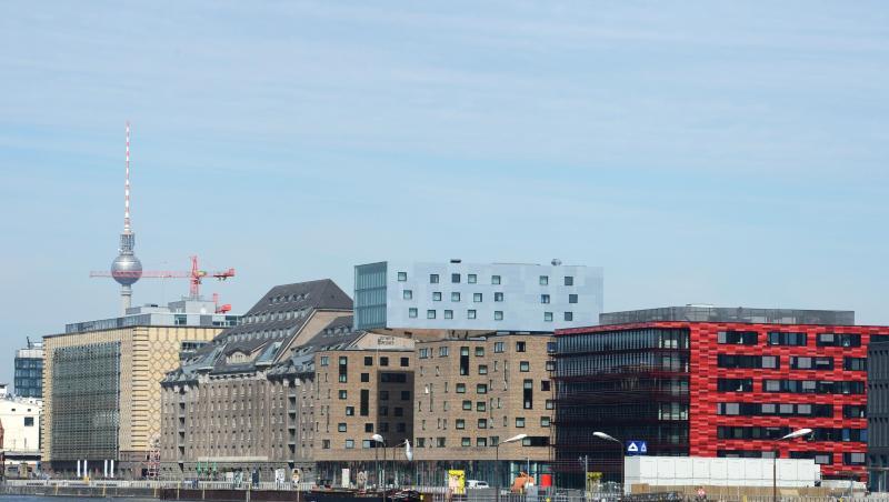 Dynamisches Berlin: Blick über die Spree auf ehemalige Industriegebäude am Osthafen und Neubauten an der Stralauer Allee. Dynamisches Berlin: Blick über die Spree auf ehemalige Industriegebäude am Osthafen und Neubauten an der Stralauer Allee.