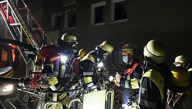 Die Münchner Feuerwehr musste am frühen Sonntagmorgen zu einem Brand in einem Moosacher Wohnhaus ausrücken.