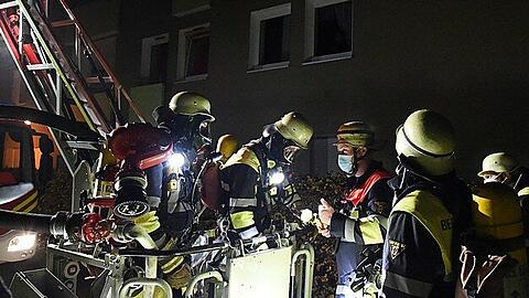 Die Münchner Feuerwehr musste am frühen Sonntagmorgen zu einem Brand in einem Moosacher Wohnhaus ausrücken.
