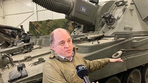 Ben Wallace, britischer Verteidigungsminister, spricht mit Journalisten am Rande des Treffens von Verteidigungsministern mehrerer europäischer Länder zur Ukraine-Militärhilfe.