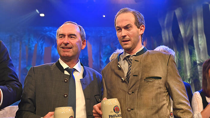 Der echte Hubert Aiwanger (links) mit seinem Bühnen-Double Stefan Murr auf dem Nockherberg im letzten Jahr.