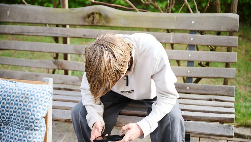 Kinder und Jugendliche brauchen aus Sicht von Verbraucherschützern keine bloßen Nutzungsgrenzen, sondern Plattformen, die von vornherein sicher sind. (Symbolbild) Kinder und Jugendliche brauchen aus Sicht von Verbraucherschützern keine bloßen Nutzungsgrenzen, sondern Plattformen, die von vornherein sicher sind. (Symbolbild)