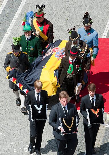 Der Sarg wird aus der Theatinerkirche getragen.