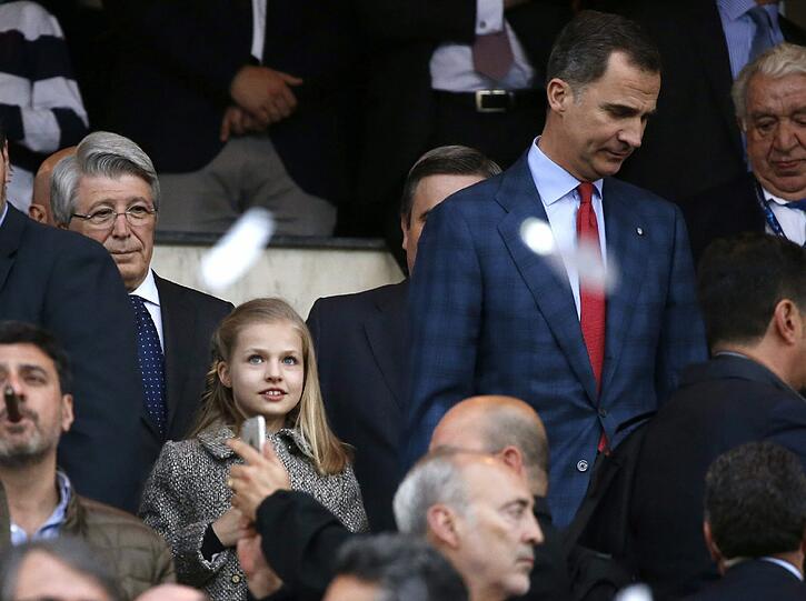 König Felipe mit seiner ältesten Tochter Leonor im Estadio Vicente Calderón in Madrid