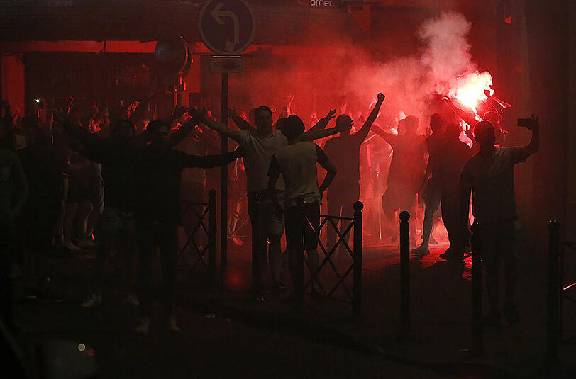 Impressionen: Friedliche Feiern und gewaltsame Proteste in Lille.