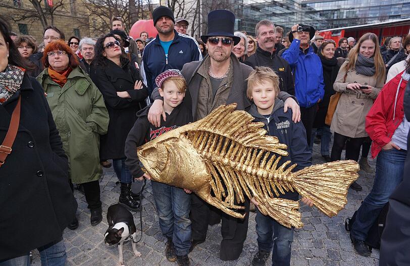 Wolfgang Flatz (60), Künstler und Hochschulprofessor, mit einem Fischskelett, das er beim Kostümflohmarkt des Residenztheaters ersteigert hat.