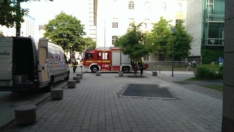 Die Feuerwehr war mit mehreren Einsatzfahrzeugen angerückt.