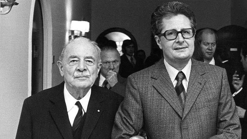 SPD-Landeschef Vogel Arm in Arm mit SPD-Alt-Ministerpräsident Wilhelm Hoegner bei dessen 85. Geburtstag am 23. September 1972.