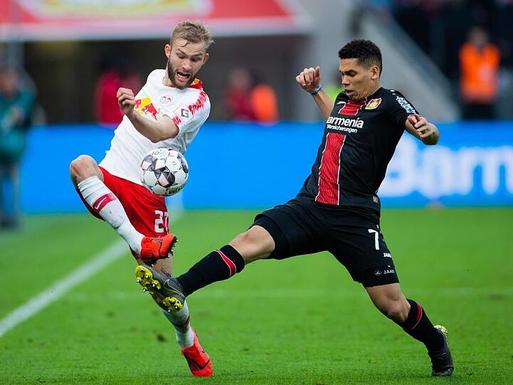 Leverkusens Paulinho (r) und attackiert den Leipziger Laimer.