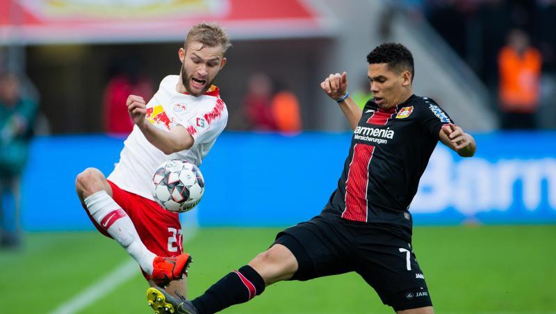 Leverkusens Paulinho (r) und attackiert den Leipziger Laimer. Leverkusens Paulinho (r) und attackiert den Leipziger Laimer.