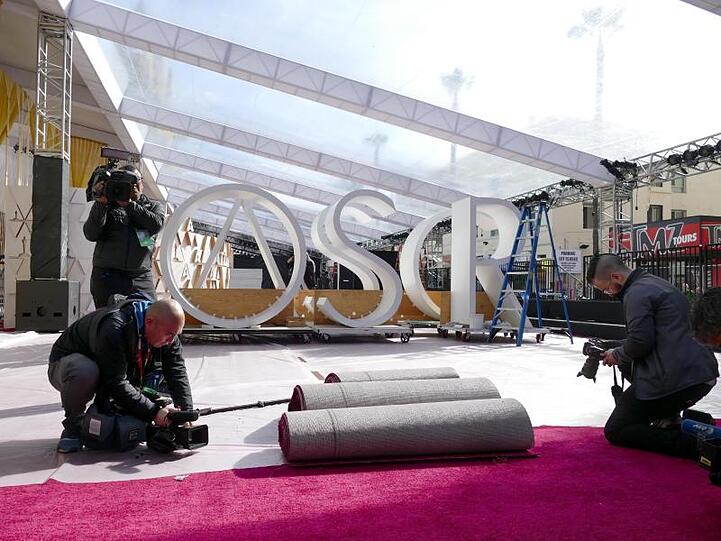 Der rote Teppich für die Oscar-Verleihung wird am Eingang zum Dolby Theatre ausgerollt.